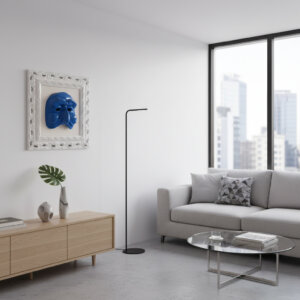 Mascherone di Pulcinella azzurro in ambiente moderno Mascherone di Pulcinella azzurro con cornice traforata in legno laccato lucido, esposto in un salotto moderno dal design minimalista.