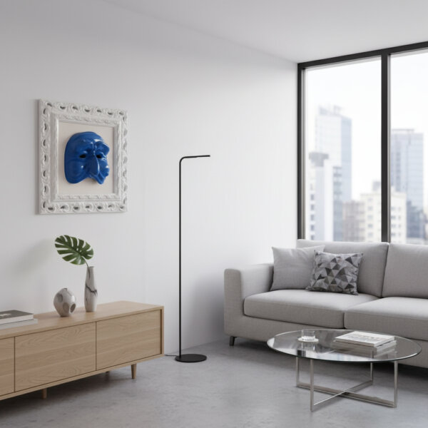 Mascherone di Pulcinella azzurro in ambiente moderno Mascherone di Pulcinella azzurro con cornice traforata in legno laccato lucido, esposto in un salotto moderno dal design minimalista.
