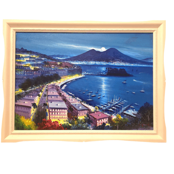 Vista frontale del quadro olio su tela 50x70 raffigurante Napoli di notte con il Vesuvio e la luna piena, inserito in una cornice bianca lavorata.