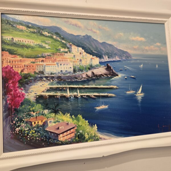 Veduta Panoramica Costiera Amalfitana - Quadro Iannicella Vista angolare del dipinto che mostra la profondità della prospettiva costiera, la vegetazione fiorita in primo piano e la cornice bianca