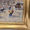 Dettaglio del dipinto che mostra una fioraia con cesto in primo piano, i clienti eleganti seduti al caffè e le carrozze sullo sfondo.