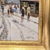 Particolare ravvicinato del quadro che mostra una donna in primo piano sulla neve, le tracce delle ruote sul selciato bianco,vetrine illuminate e firma dell'autore