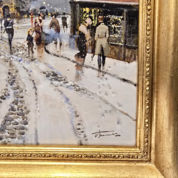 Particolare ravvicinato del quadro che mostra una donna in primo piano sulla neve, le tracce delle ruote sul selciato bianco,vetrine illuminate e firma dell'autore