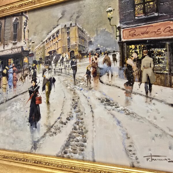 Dettaglio del dipinto a olio raffigurante l'angolo di una strada parigina innevata, con l'insegna di un ristorante e figure in abiti d'epoca.