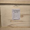 Retro del supporto in legno del dipinto, con applicato il certificato di garanzia cartaceo, il titolo "Neve a Parigi" scritto a mano e la firma dell'artista.
