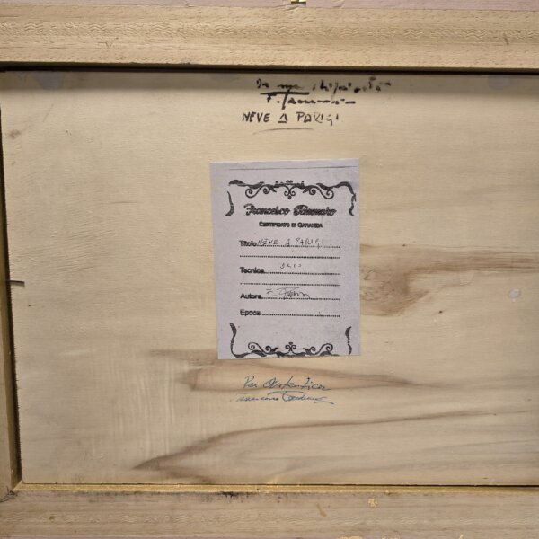 Retro del supporto in legno del dipinto, con applicato il certificato di garanzia cartaceo, il titolo "Neve a Parigi" scritto a mano e la firma dell'artista.