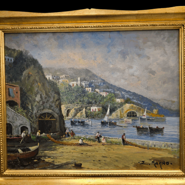 Olio su tavola 40x50 di Eugenio Magno raffigurante una spiaggia costiera con pescatori che sistemano le reti, barche in secca e una scogliera con arcate.
