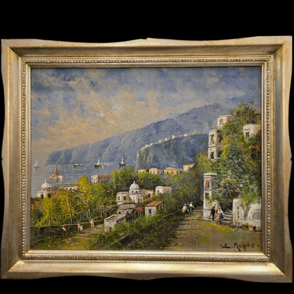 "Costiera Amalfitana" - Dipinto di Eugenio Magno (Vista Frontale) Dipinto a olio su tavola di Eugenio Magno raffigurante un paesaggio della Costiera Amalfitana, con un sentiero alberato, cupole di chiese e il mare sullo sfondo con barche a vela.
