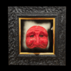 ista Frontale Opera Pulcinella Rosso in Cornice Barocca Immagine frontale dell'opera che mostra il contrasto tra la maschera rossa lucida, il fondo specchiato scuro e la ricca cornice nera con filetto oro.