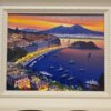 "Napoli" - Dipinto Completo con Cornice Bianca Vista frontale del quadro a olio 34x40,di Giuseppe Iannicella, raffigurante il panorama di Napoli di giorno con il Vesuvio e il mare blu, in cornice bianca.