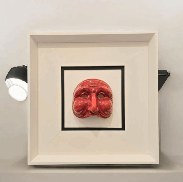 20251029_111902 Quadro 3D Artigianale Pulcinella in Ceramica Rossa Lucida