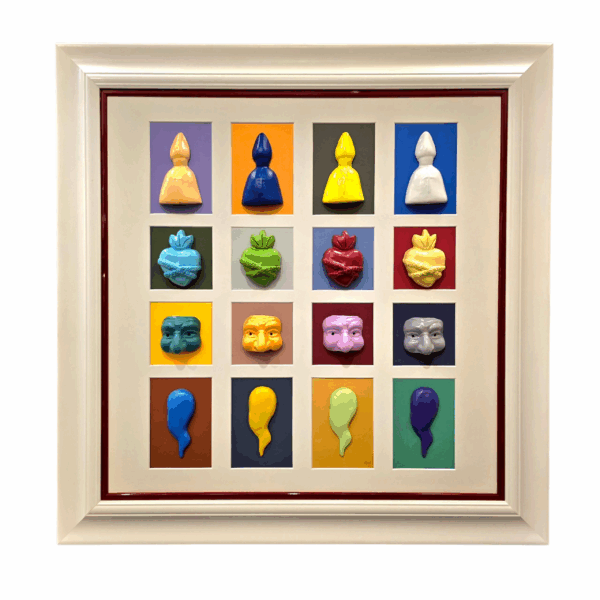 Quadro "Full PoP" - 16 Icone Napoletane in Cornice Bianca Vista frontale del quadro quadrato "Full PoP", contenente 16 sculture in miniatura colorate disposte su quattro file, raffiguranti icone napoletane, con cornice bianca e bordo interno rosso.