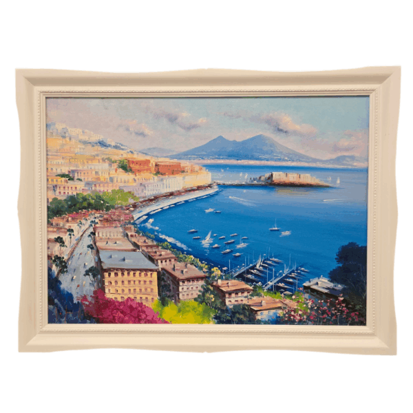 Vista frontale completa del quadro a olio 50x70 di Giuseppe Iannicella, raffigurante il panorama di Napoli di giorno con il Vesuvio, inserito in una cornice bianca sagomata.