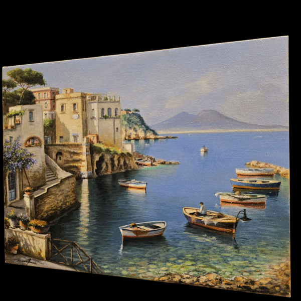 Angolazione laterale destra che evidenzia i dettagli delle barche in legno e i riflessi del mare nella luminosa veduta di Marechiaro.