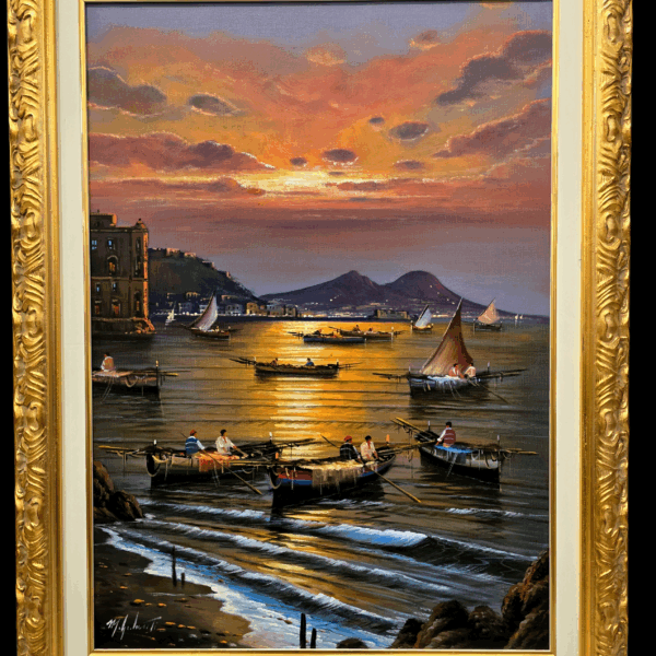 Quadro con cornice "Pescatori a Posillipo" di Mario Galanti Dipinto a olio su tela in formato verticale raffigurante il Golfo di Napoli e il Vesuvio al tramonto, incorniciato in una ricca cornice dorata. In primo piano barche di pescatori sulla riva.