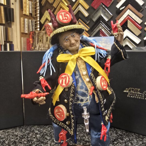 Particolare del busto dello Scio'Scio' con fiocco giallo e decorazioni dorate fatte a mano.