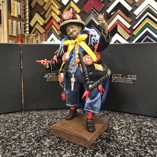 Statuetta Scio'Scio' il venditore di corna portafortuna alta 25cm con giacca blu e amuleti rossi.