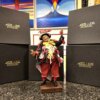 Figura intera dello Scio'Scio' "Il mercante di corni" alta 25cm con giacca nera, pantaloni rossi e numerosi amuleti scacciaguai.