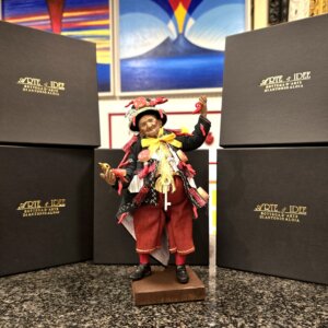 Figura intera dello Scio'Scio' "Il mercante di corni" alta 25cm con giacca nera, pantaloni rossi e numerosi amuleti scacciaguai.