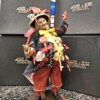 Dettaglio del busto dello Scio'Scio' con cornetti rossi, numeri della smorfia napoletana e ricami dorati sulla giacca nera.