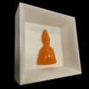 san-gennaro-arancio-ceramica-vista-laterale Dettaglio angolato del quadro "San Gennaro arancio su sfondo bianco" in ceramica artigianale, cornice teca bianca 18x18 cm.