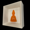 san-gennaro-arancio-teca-artigianale Prospettiva destra del quadro San Gennaro pop arancio, evidenziando la brillantezza della ceramica e la profondità della cornice.