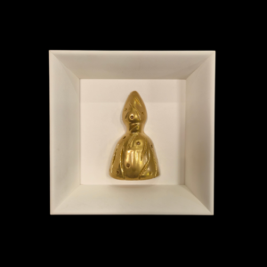 Vista frontale del quadro "San Gennaro oro su sfondo bianco" con ceramica dorata bucherellata artigianale.