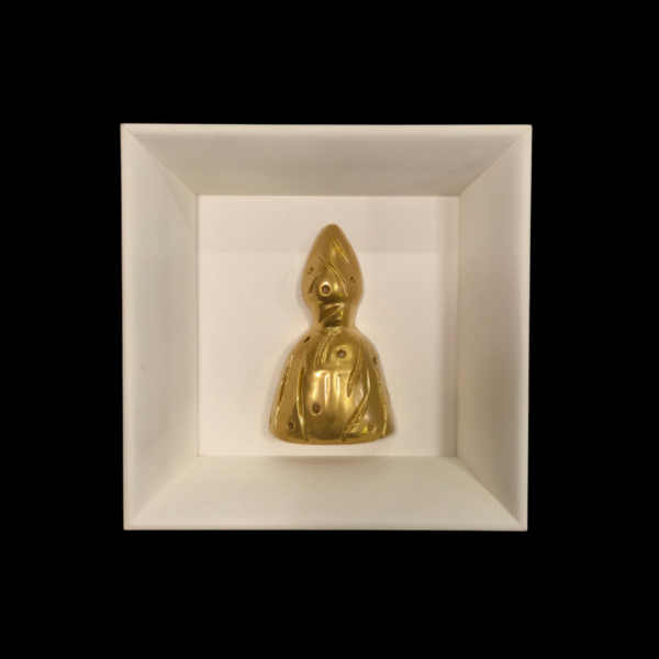 Vista frontale del quadro "San Gennaro oro su sfondo bianco" con ceramica dorata bucherellata artigianale.