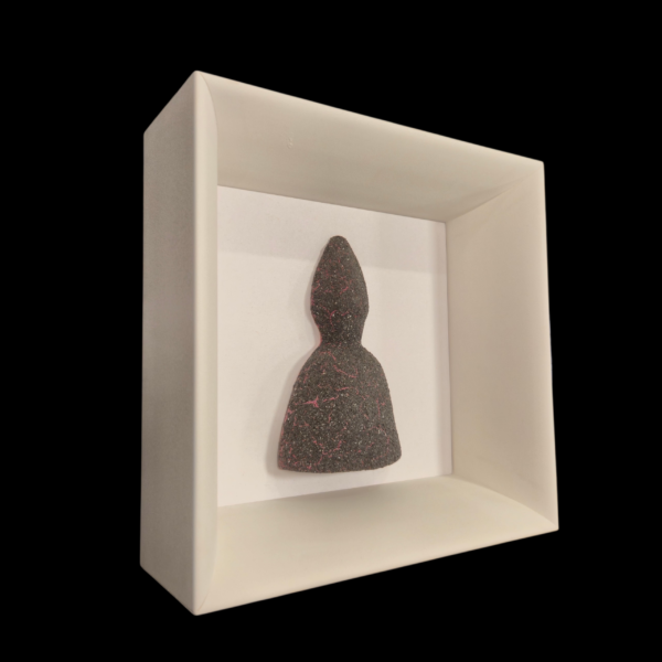 san-gennaro-grigio-rosa-design-napoletano Prospettiva angolata del quadro 18x18 cm con San Gennaro stilizzato, evidenziando lo spessore della ceramica e il contrasto pop.