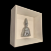 Prospettiva laterale del quadro pop San Gennaro metallico, evidenziando il contrasto tra il grigio metallizzato e la teca bianca.