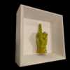 quadro-provocatorio-ceramica-verdino Prospettiva angolata sinistra del quadro artigianale con il gesto del dito medio, finitura pop verde chiaro.