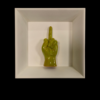 dito-medio-ceramica-verdino-fronte Vista frontale del quadro pop "Il dito che dice tutto verdino" in ceramica artigianale su sfondo bianco.