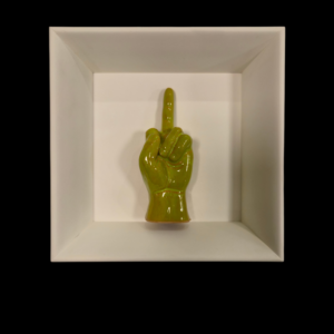 Vista frontale del quadro pop "Il dito che dice tutto verdino" in ceramica artigianale su sfondo bianco.