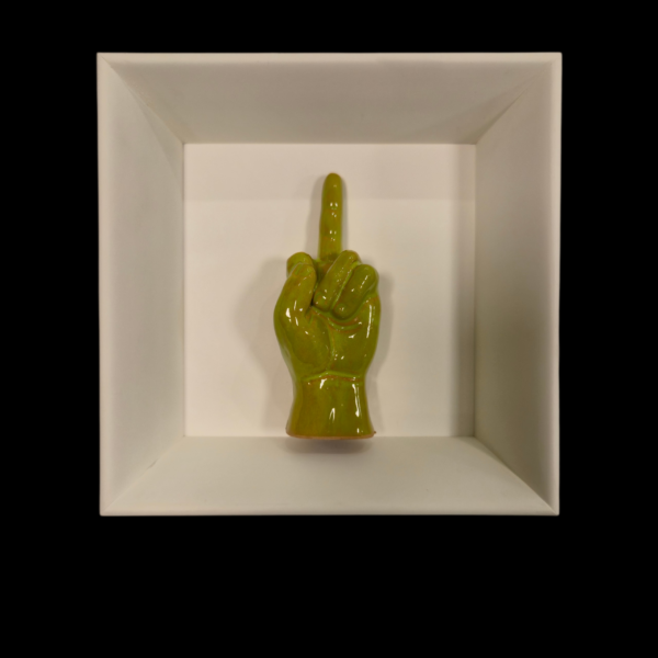 dito-medio-ceramica-verdino-fronte Vista frontale del quadro pop "Il dito che dice tutto verdino" in ceramica artigianale su sfondo bianco.