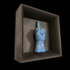 dettaglio-ceramica-azzurra-pop-art Primo piano laterale della scultura in ceramica azzurra, evidenziando la lucentezza dello smalto e la texture artigianale.