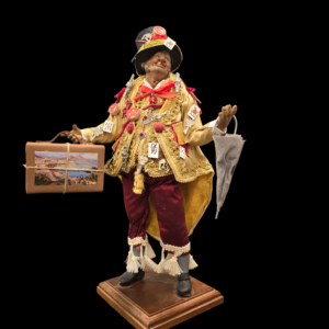 Vista completa della statuina Sciò Sciò da 35 cm con abito dorato e base in legno.