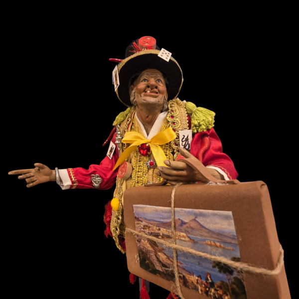 dettaglio-volto-scio-scio-terracotta Primo piano del volto in terracotta con occhi in vetro e cappello con numeri.