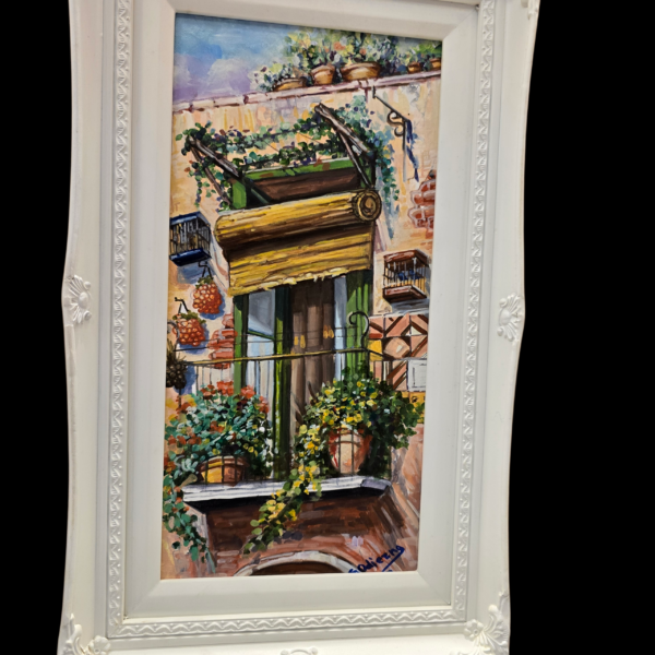 Dettaglio cornice e pennellate dipinto Odierna Vista angolata del quadro che mostra la texture della pittura a olio, i dettagli dei fiori sul balcone e la lavorazione della cornice bianca.