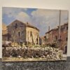 Dettaglio pennellate e prospettiva laterale dipinto Romano Vista laterale del quadro che evidenzia la texture della pittura a olio, i dettagli delle pietre del muretto e la profondità dei colori delle case rustiche.