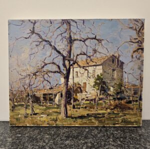 Opera d'arte olio su tela raffigurante un casolare bianco tra alberi spogli sotto un cielo azzurro, stile impressionista di Armando Romano.