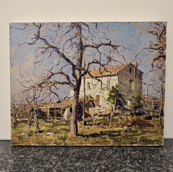Dipinto La casa in campagna Armando Romano fronte Opera d'arte olio su tela raffigurante un casolare bianco tra alberi spogli sotto un cielo azzurro, stile impressionista di Armando Romano.