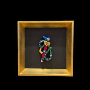 Scultura in terracotta dell'Asso di Spade con decorazioni verdi e blu su sfondo nero, incorniciata da una cornice dorata di lusso 17x17 cm.