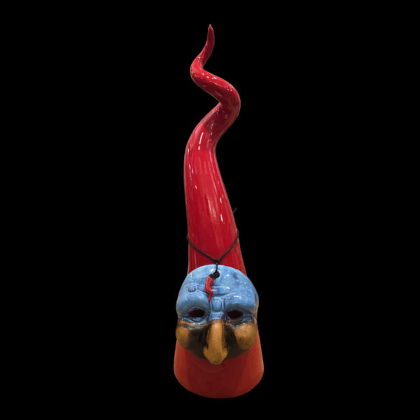 Visione frontale del corno rosso di ceramica artigianale napoletano alto 60cm con maschera decorativa. Corno Rosso Napoletano 60cm Maschera Azzurra