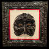 i-colori-di-pulcinella-quadro-frontale Visione frontale del quadro I Colori Di Pulcinella con maschera nera e passe-partout rosso.