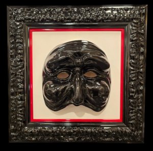 i-colori-di-pulcinella-quadro-frontale Visione frontale del quadro I Colori Di Pulcinella con maschera nera e passe-partout rosso.