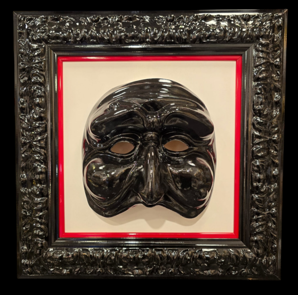 i-colori-di-pulcinella-quadro-frontale Visione frontale del quadro I Colori Di Pulcinella con maschera nera e passe-partout rosso.