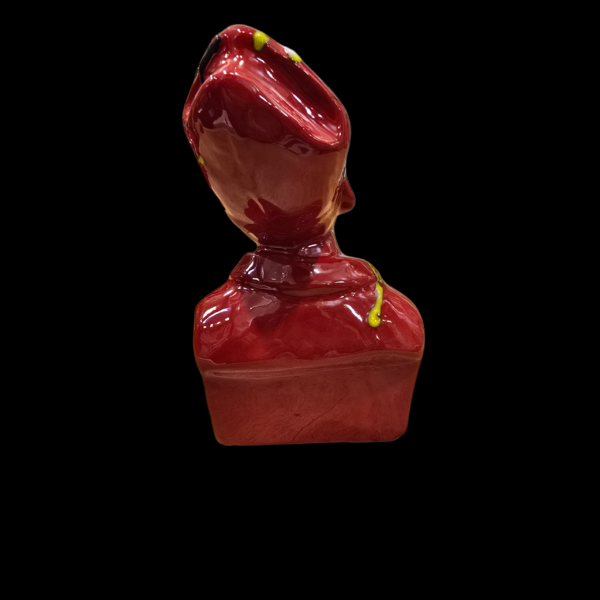 san-gennaro-stilizzato-retro-rosso Parte posteriore della statuina di San Gennaro in ceramica rossa lucida, evidenziando la forma stilizzata e moderna.