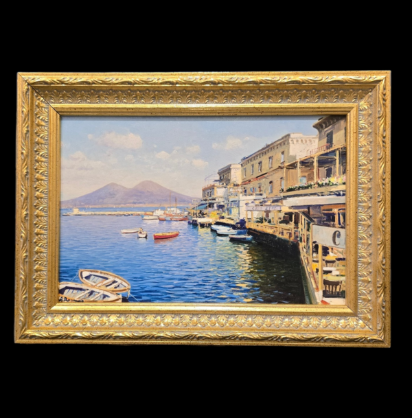 Armando Romano - Borgo Marinaro - Opera incorniciata Veduta frontale del dipinto a olio Borgo Marinaro di Armando Romano con cornice dorata lavorata, raffigurante il Vesuvio e le barche a Napoli.