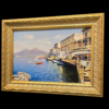 Particolare del paesaggio e del mare Primo piano del dipinto che evidenzia le barche ormeggiate e la veduta del Vesuvio sotto la luce del sole di Napoli.