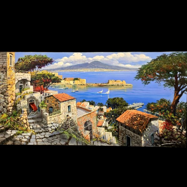 Splendido quadro paesaggistico firmato Ferdinando Sapio, realizzato a olio su tela (misura 60x120 cm). L'opera rappresenta uno scorcio panoramico della costa napoletana con tipiche case in pietra, una scalinata antica, barche a vela nel mare blu del golfo, Castel dell'Ovo e lo sfondo iconico del Vesuvio sotto un cielo parzialmente nuvoloso.